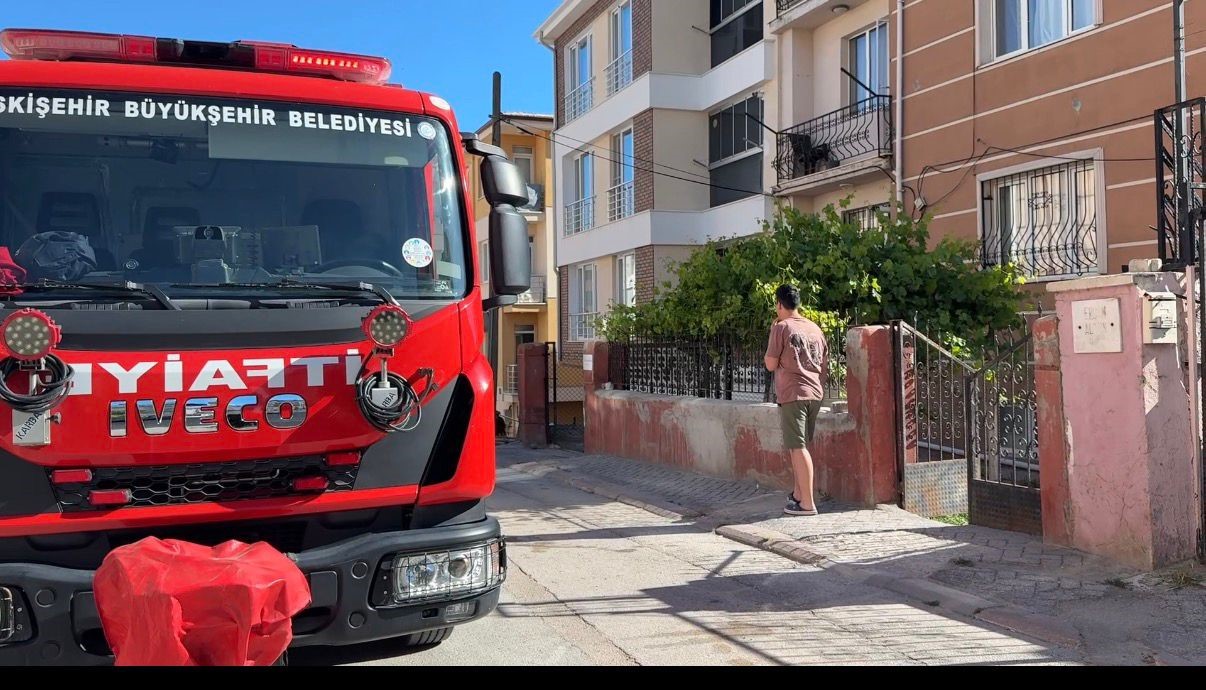 Benzin doldurulan motorlu tırpan alev aldı, çıkan yangında 2 kişi dumandan etkilendi