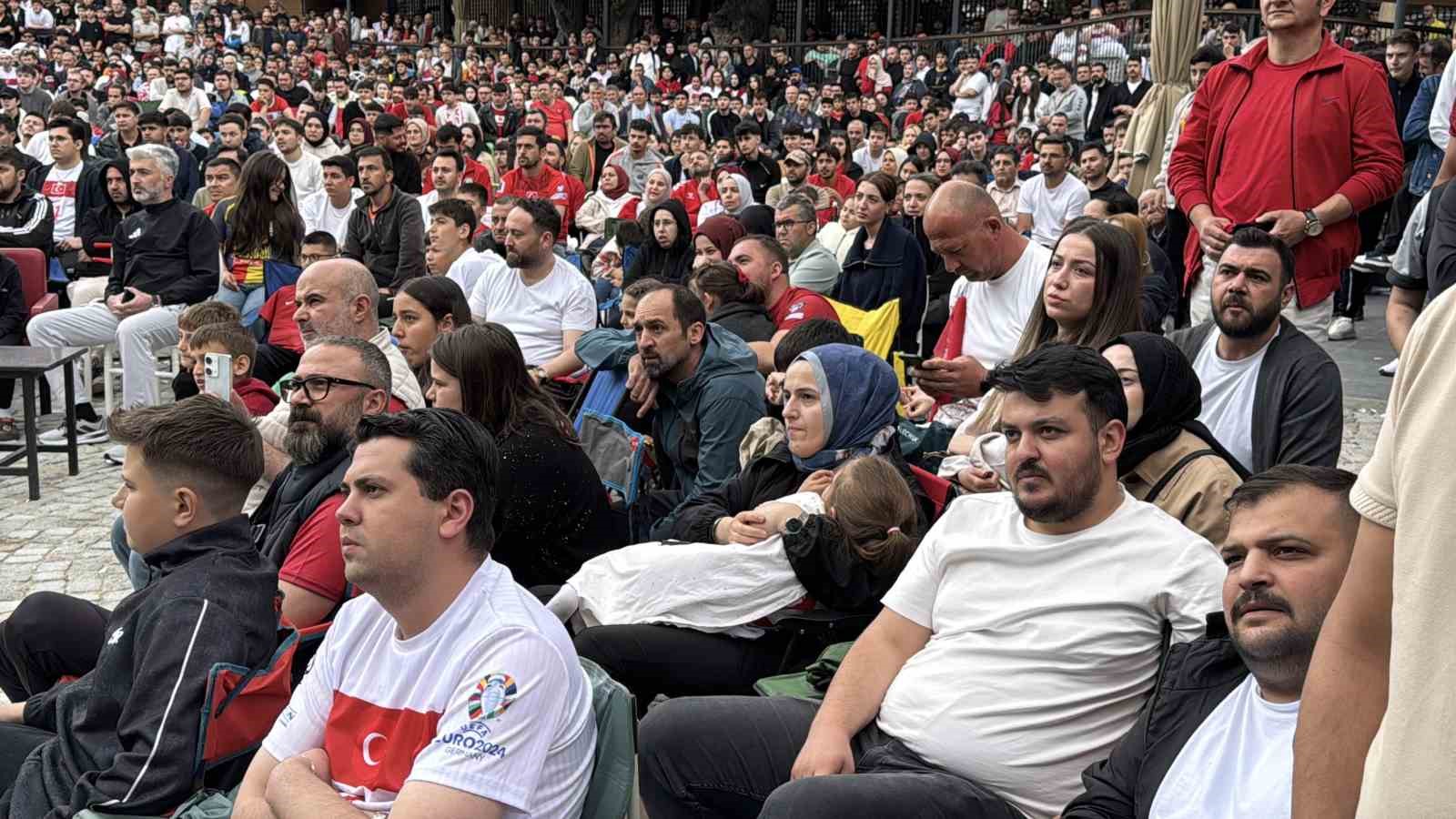 Karabük’te vatandaşlar milli maç heyecanını dev ekranda yaşadı