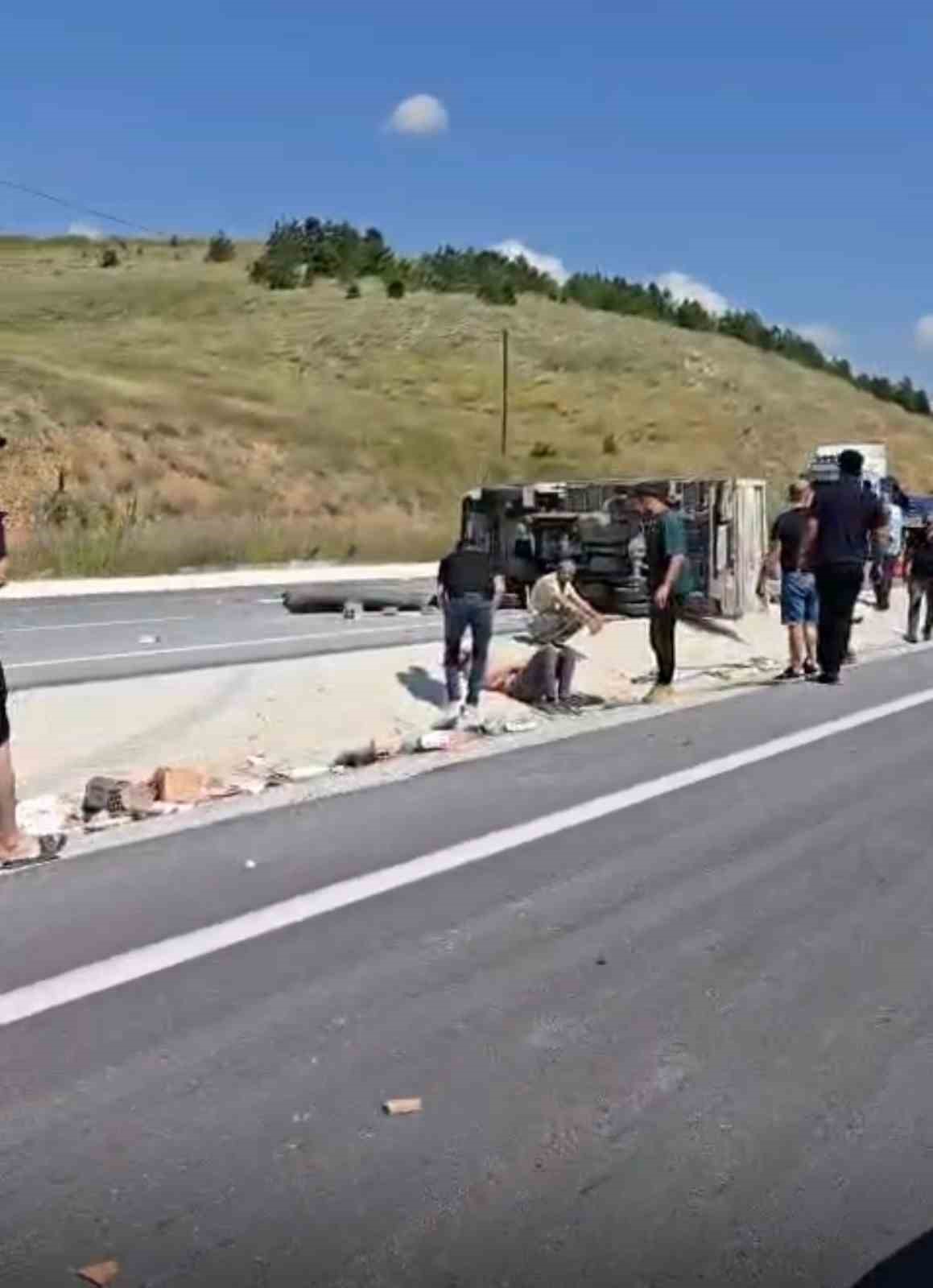 Tuğla y&uuml;kl&uuml; kamyonet devrildi: 4 yaralı