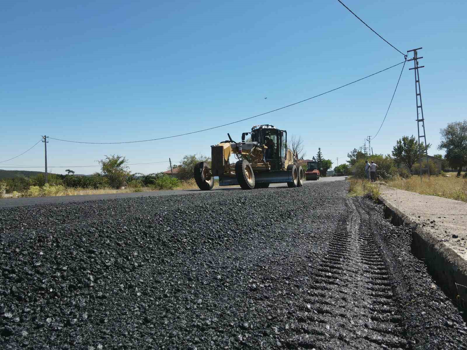 Yürüme engelli vatandaşın asfalt yol sevinci