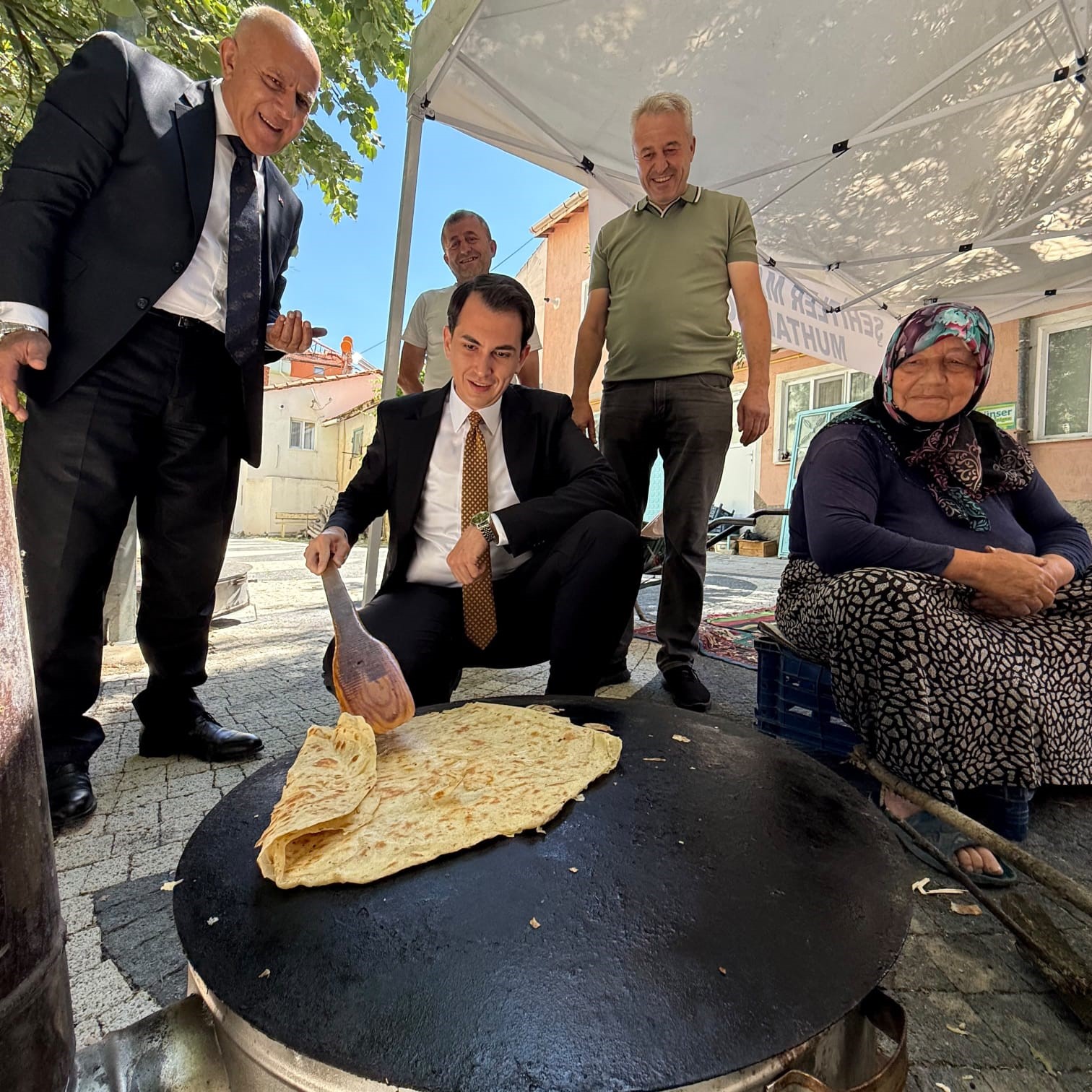 Hisarcık Şehitler Mahallesi&rsquo;nde g&ouml;zleme hayrı ve aşure ikramı