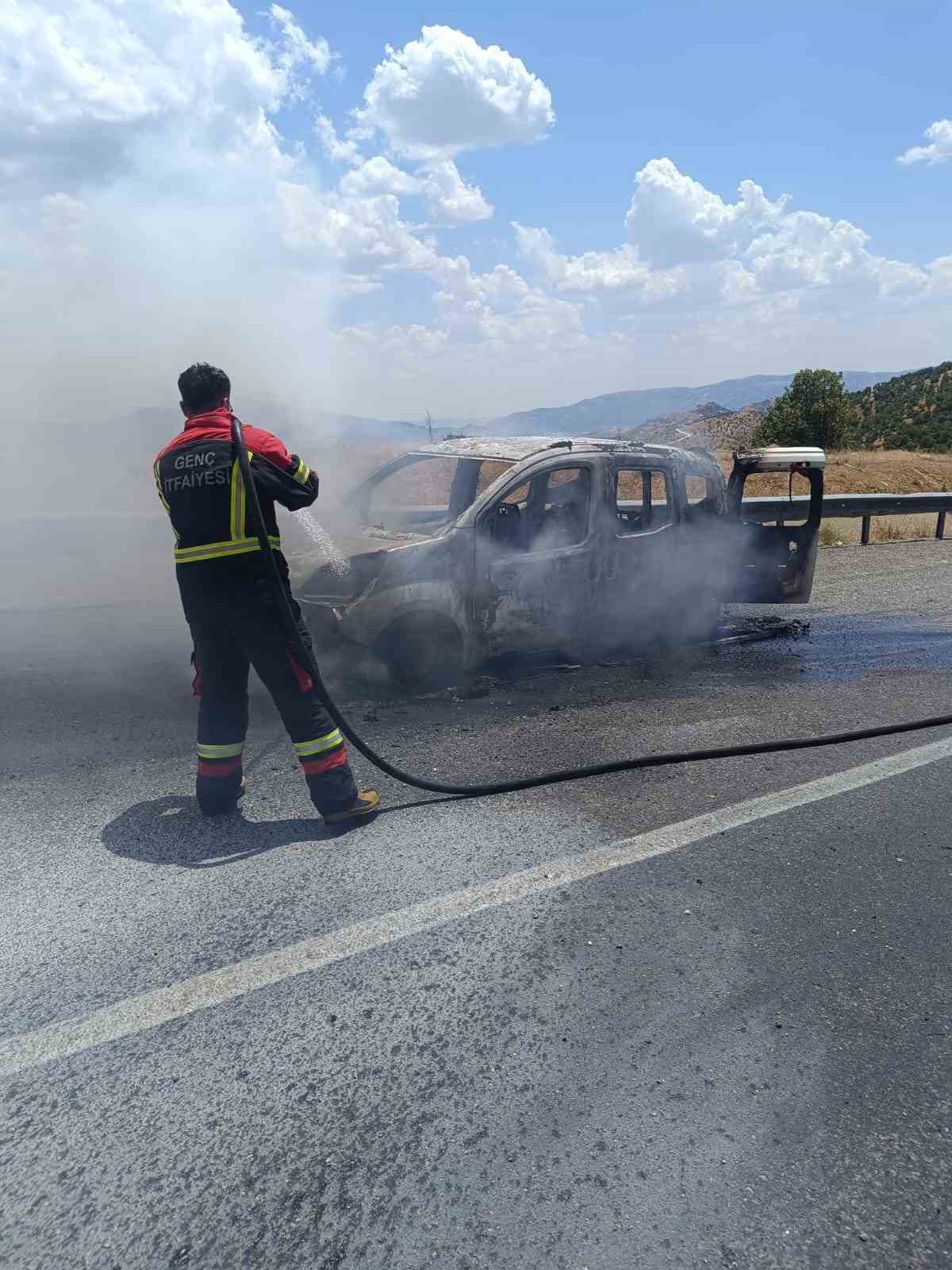 Bing&ouml;l&rsquo;de yanan hafif ticari ara&ccedil; k&uuml;le d&ouml;nd&uuml;