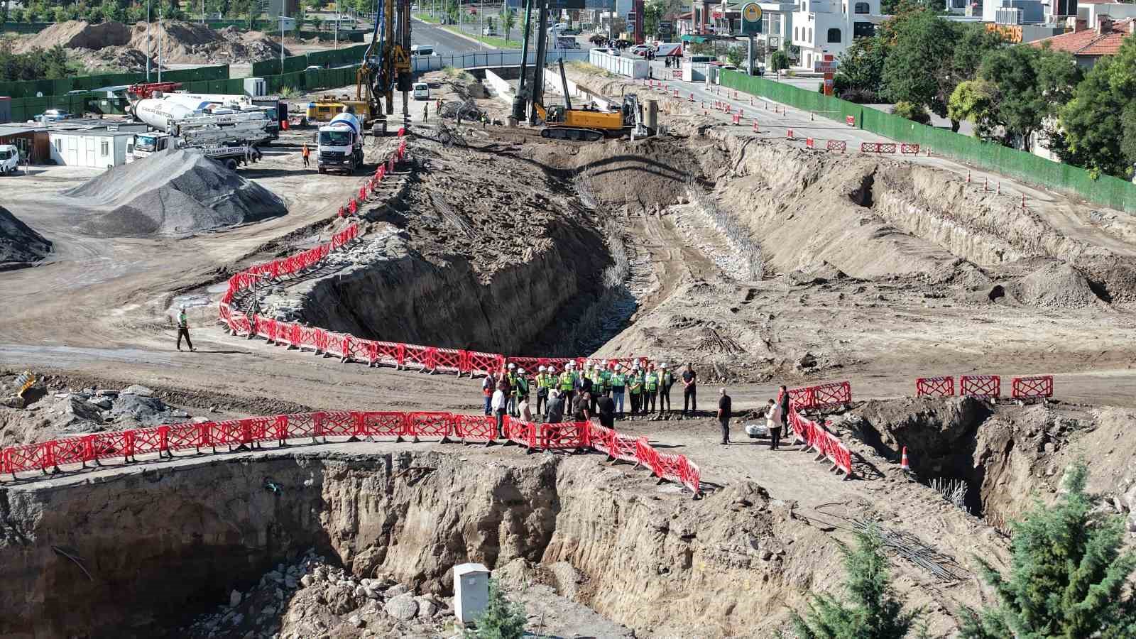 Kartal Kavşağı’nda incelemelerde bulunan Büyükkılıç: "Yüzde 40’ın üzerine çıkmış durumdayız"
