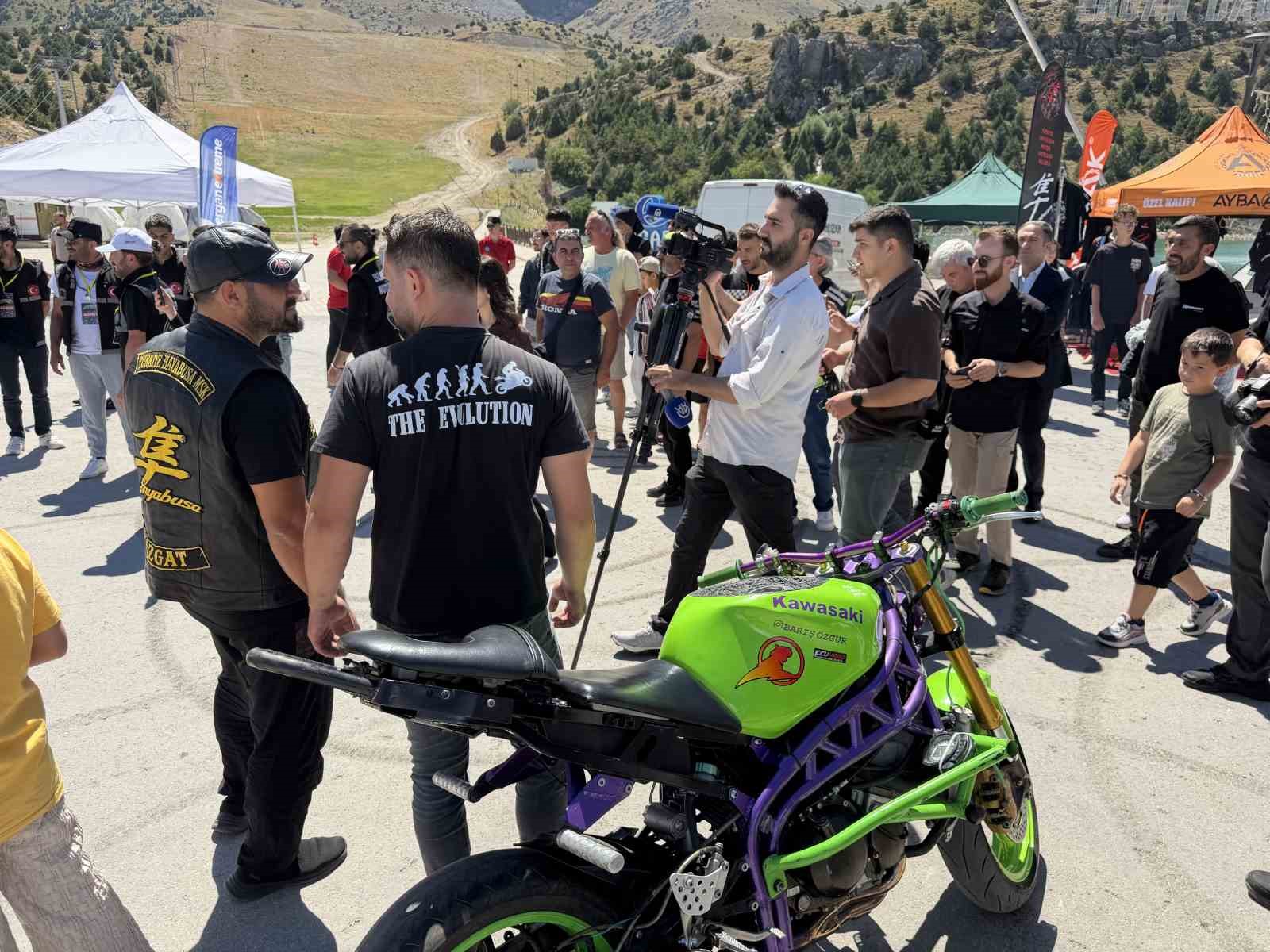 Erzincan’da ‘Ergan Motofest’ akrobasi şovuyla başladı