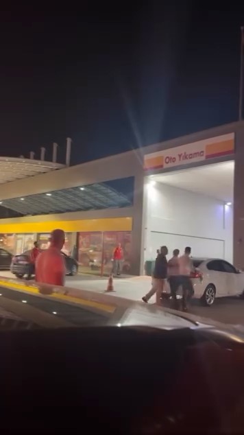 Akaryakıt istasyonunda sopalı kavga kamerada