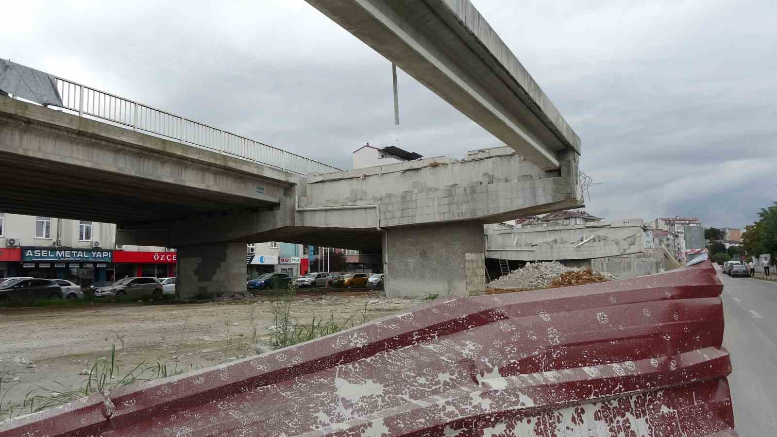 Trabzon’da Reşadiye Viyadüğünde yıkım çalışmaları sürüyor