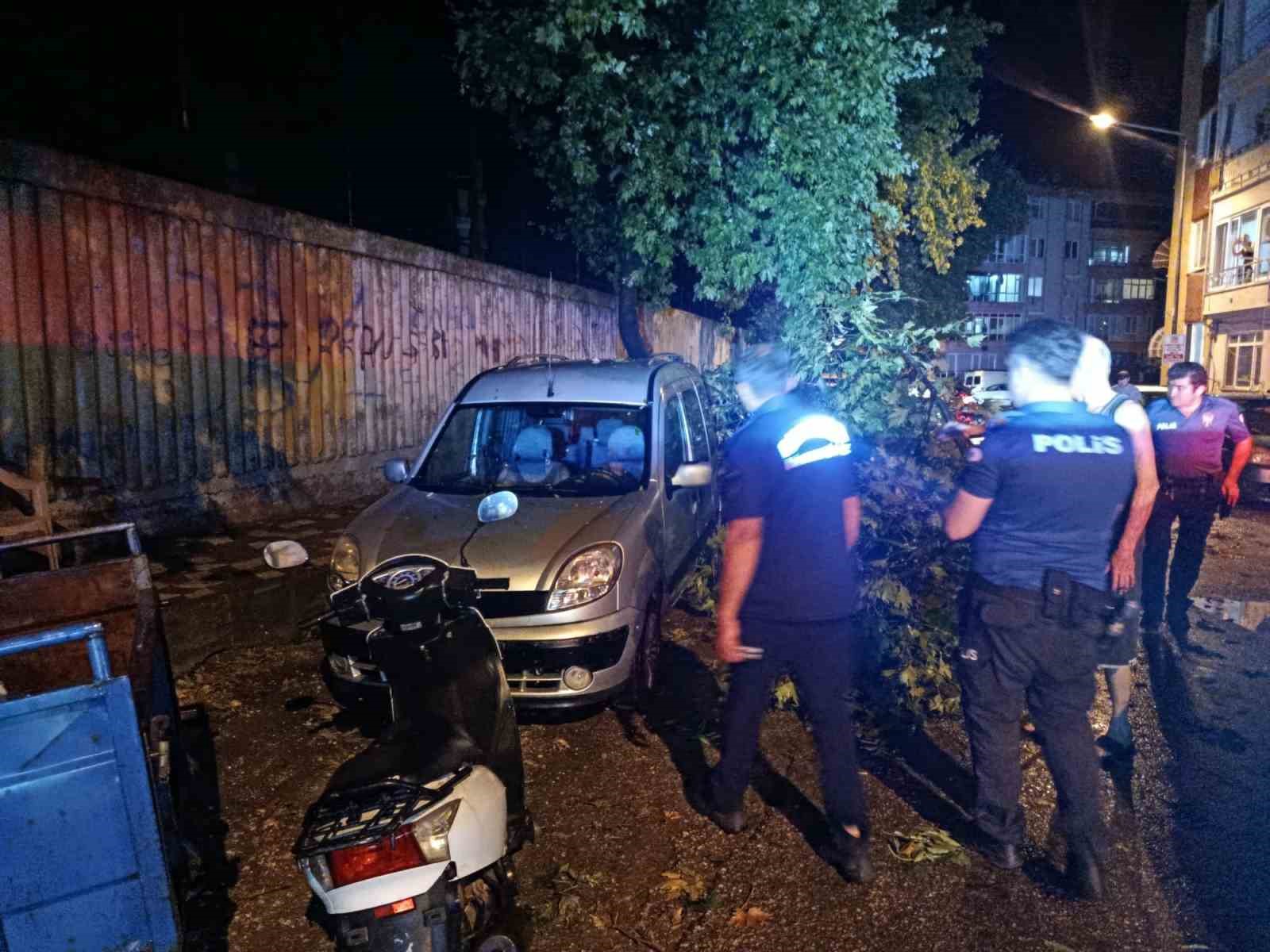 Erdek&rsquo;te fırtına ve dolu yağışı: Ağa&ccedil;lar devrildi, &ccedil;atılar u&ccedil;tu