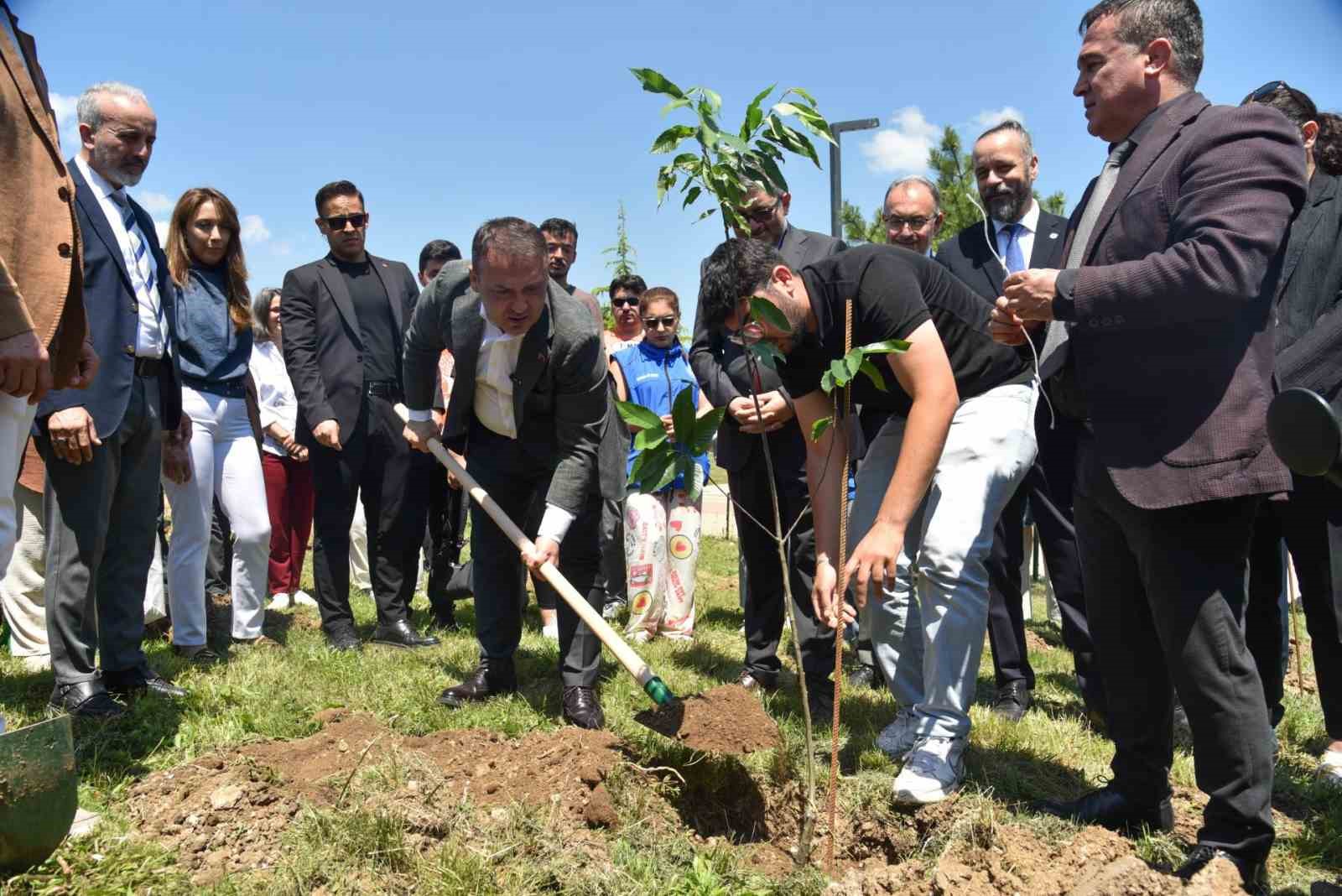 Bilecik’te ’Kampüsü Ağaçlandırıyoruz’ sloganıyla fidanlar toprakla buluştu