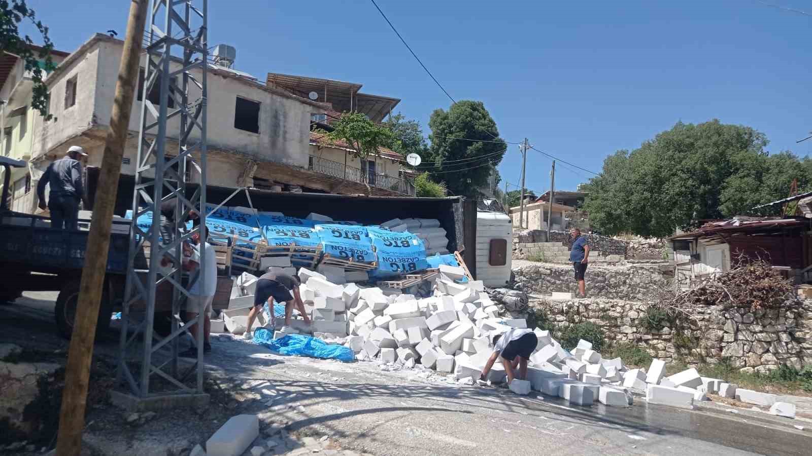 Rampayı çıkamayan briket yüklü tırın devrildiği anlar kamerada