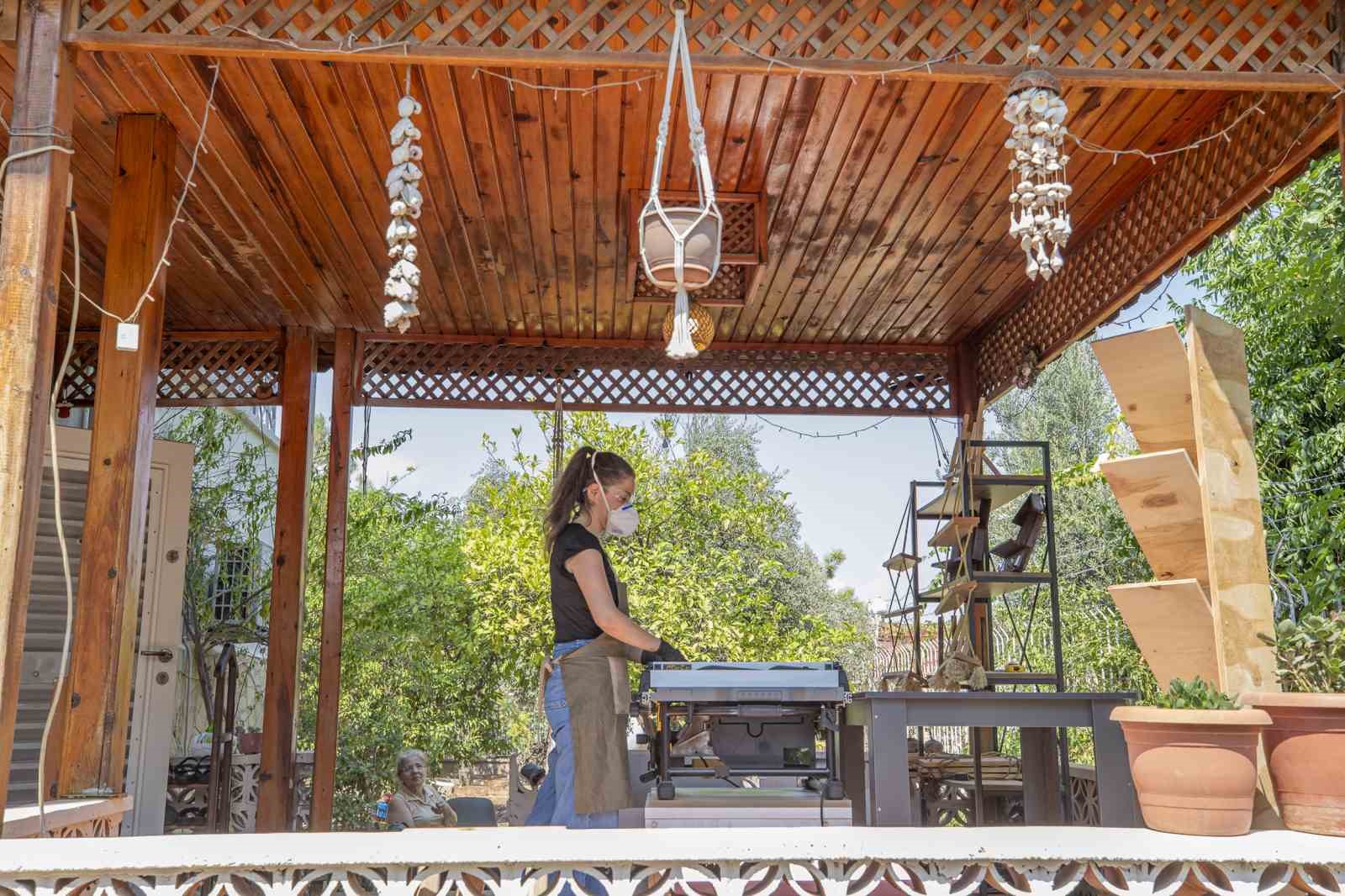 Mersin&rsquo;de aldığı eğitimle evini at&ouml;lyeye &ccedil;evirdi