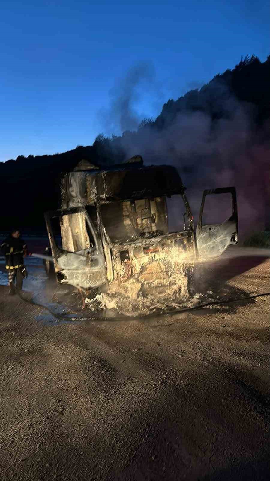 Seyir halindeki tır bir anda alev aldı