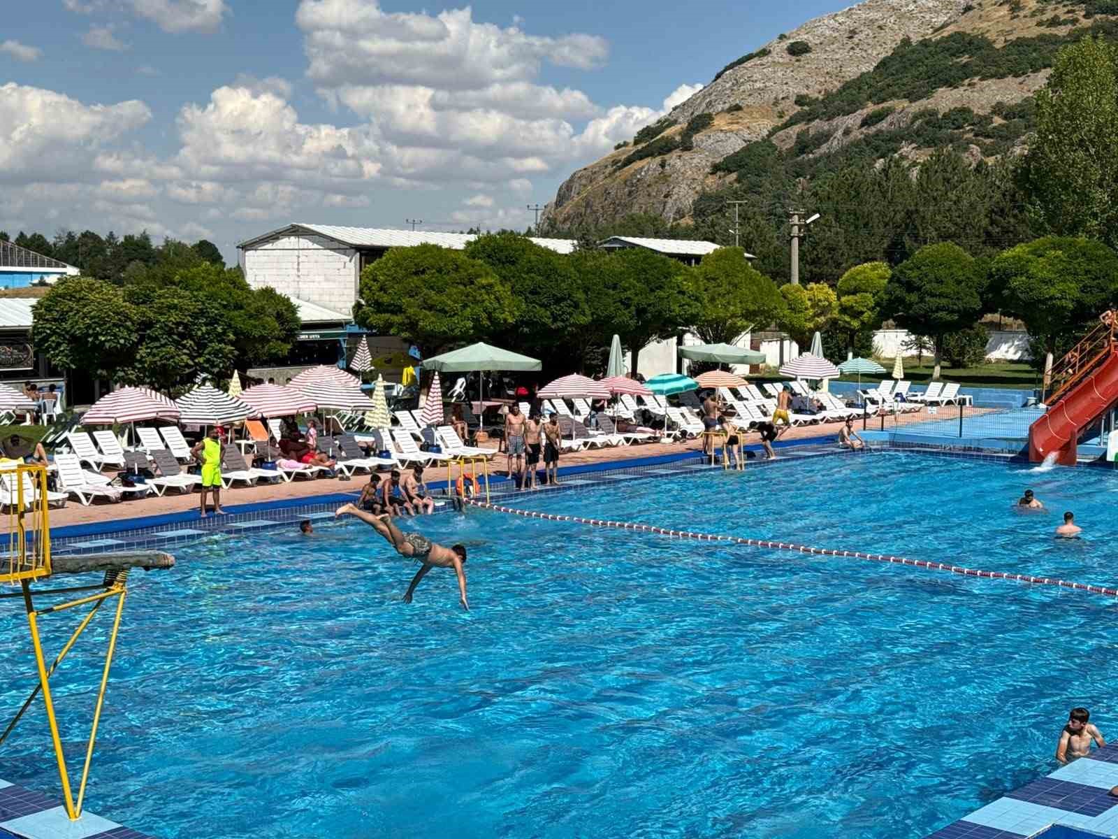 İnönü’nün kaynak suyu ile dolan havuzlarda vatandaşlar serinliyor