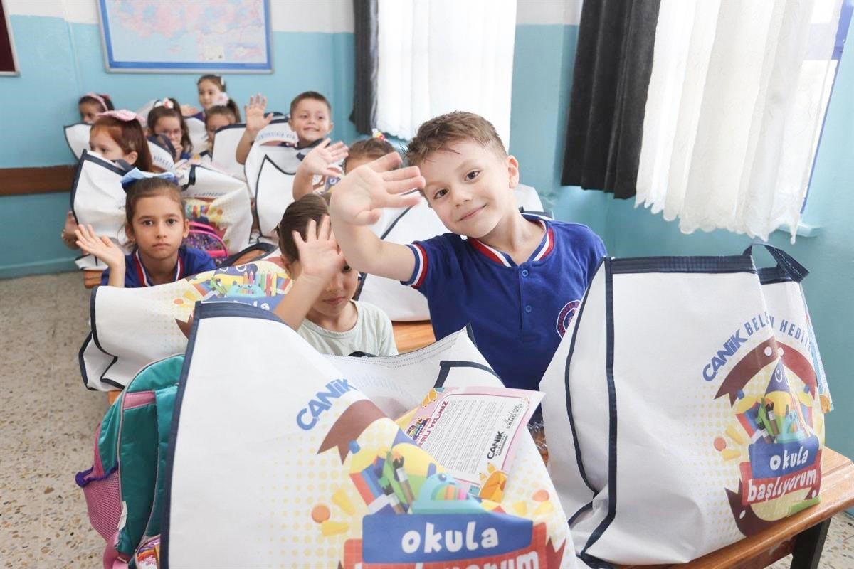 Canik&rsquo;te birinci sınıfların sıralarında belediye s&uuml;rprizi