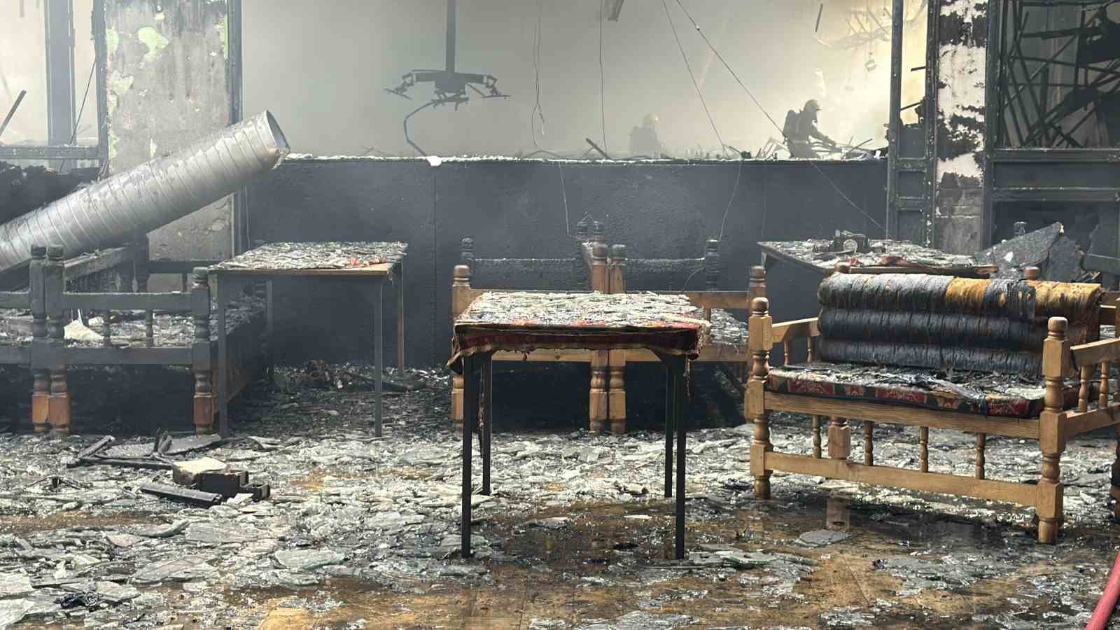 Alevler restoranı sardı: 15 araç ve 27 personelle yangın kontrol altına alındı