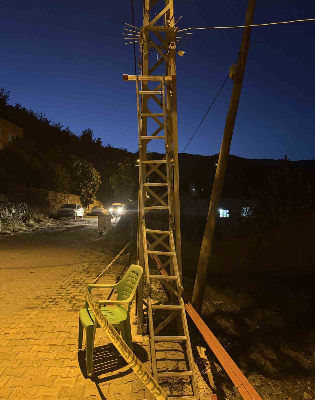 Osmaniye&rsquo;de elektrik direğine kamera takarken akıma kapılan iş&ccedil;i ağır yaralandı