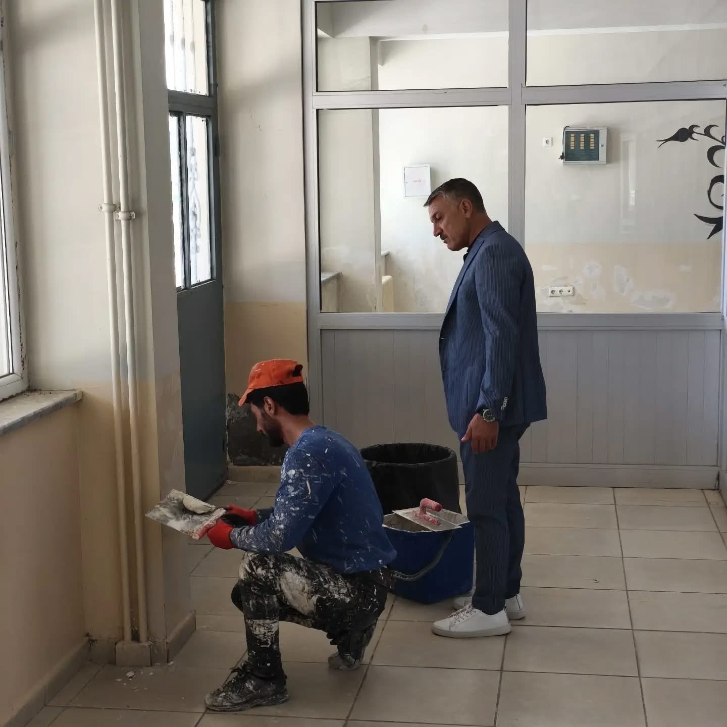 Patnos&rsquo;ta tatille birlikte okullarda tadilat &ccedil;alışması başladı