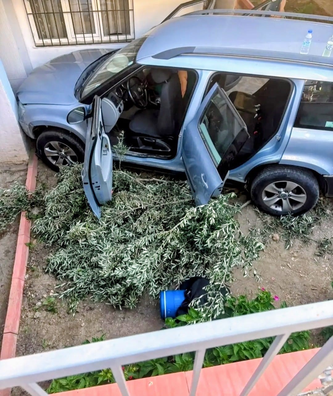 Didim&rsquo;de ara&ccedil; evin bah&ccedil;esine u&ccedil;tu