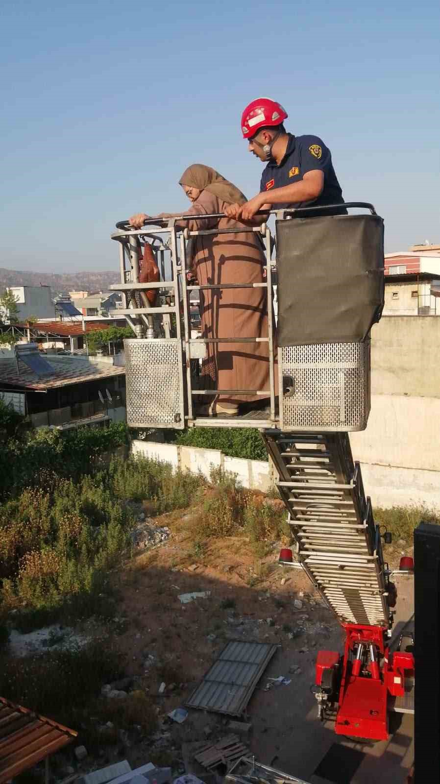 Asansörde mahsur kalan yaşlı kadın kendini kurtaranlara ve devlete bol bol dua etti