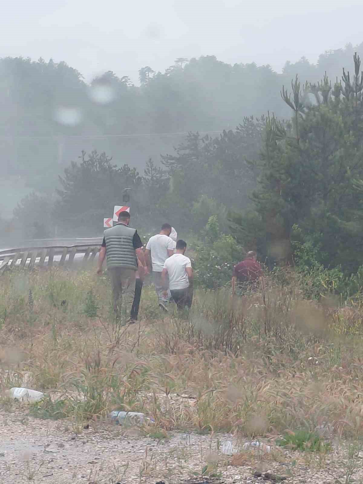 Bolu’da virajı alamayan hafif ticari araç yoldan çıktı: 3 yaralı