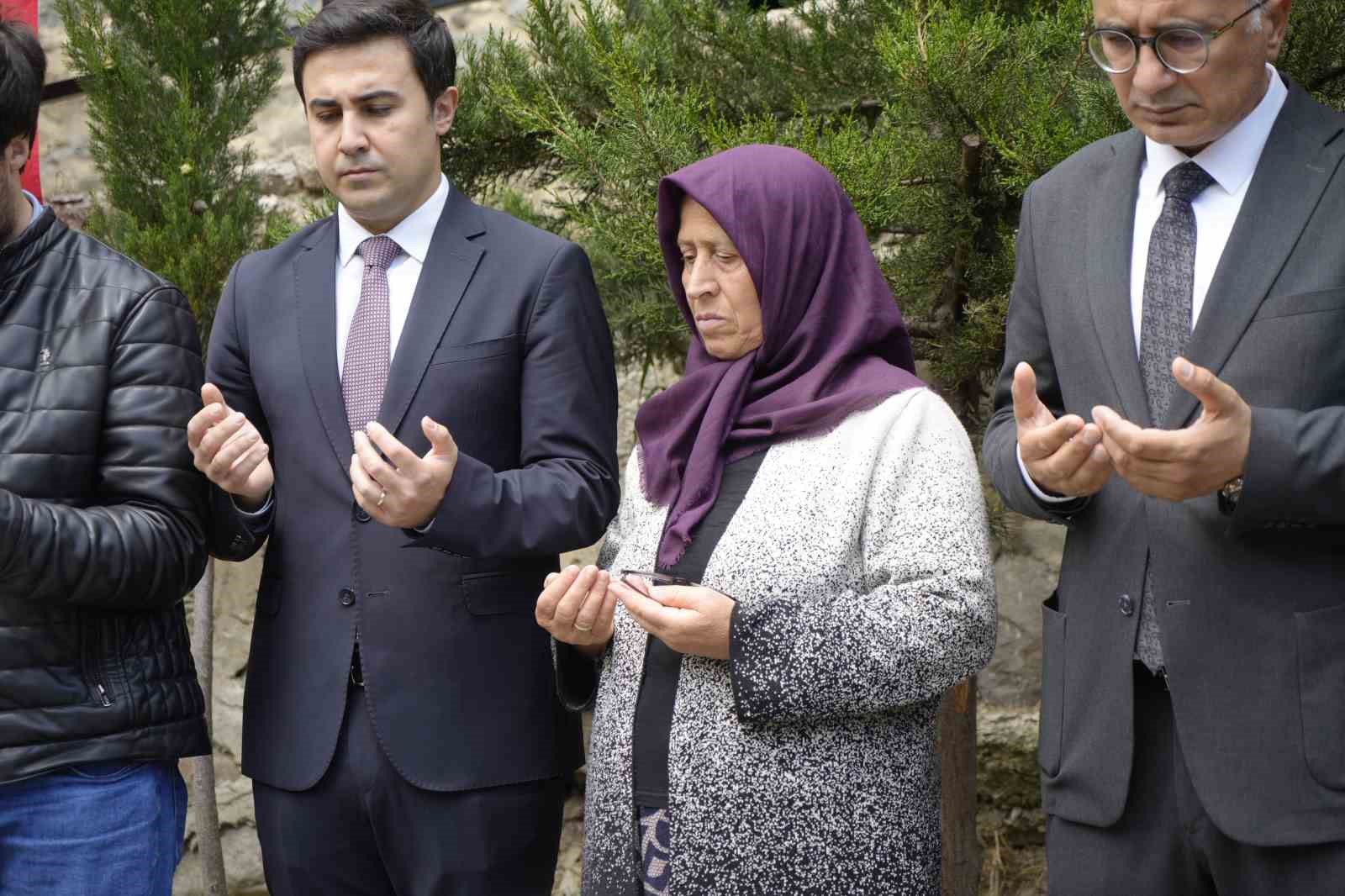 Şehit öğretmen Necmettin Yılmaz şehadetinin 9. yılında kabri başında anıldı