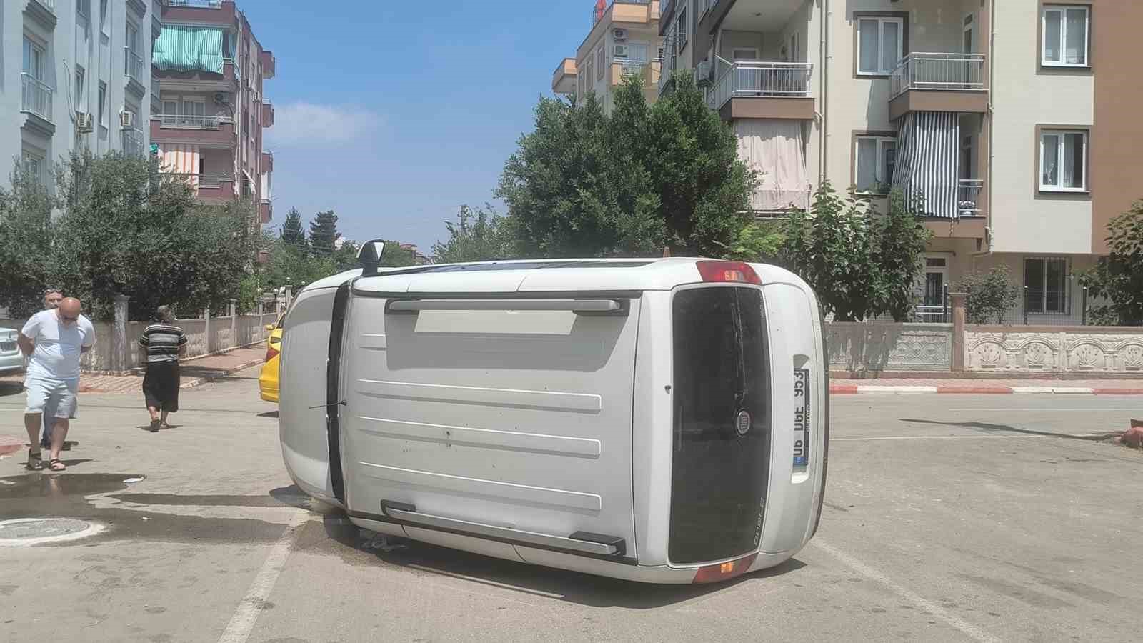 Taksi ile çarpışan hafif ticari araç yan yattı: Sürücünün burnu bile kanamadı