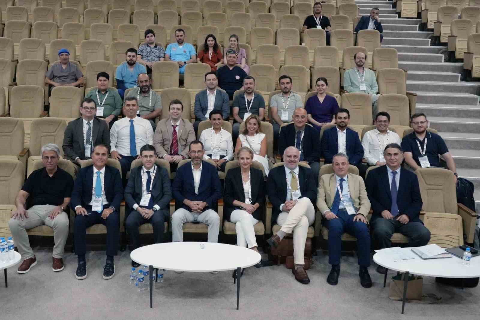 Erzurum Şehir Hastanesi’nde canlı yayında kapalı kolon ameliyatı