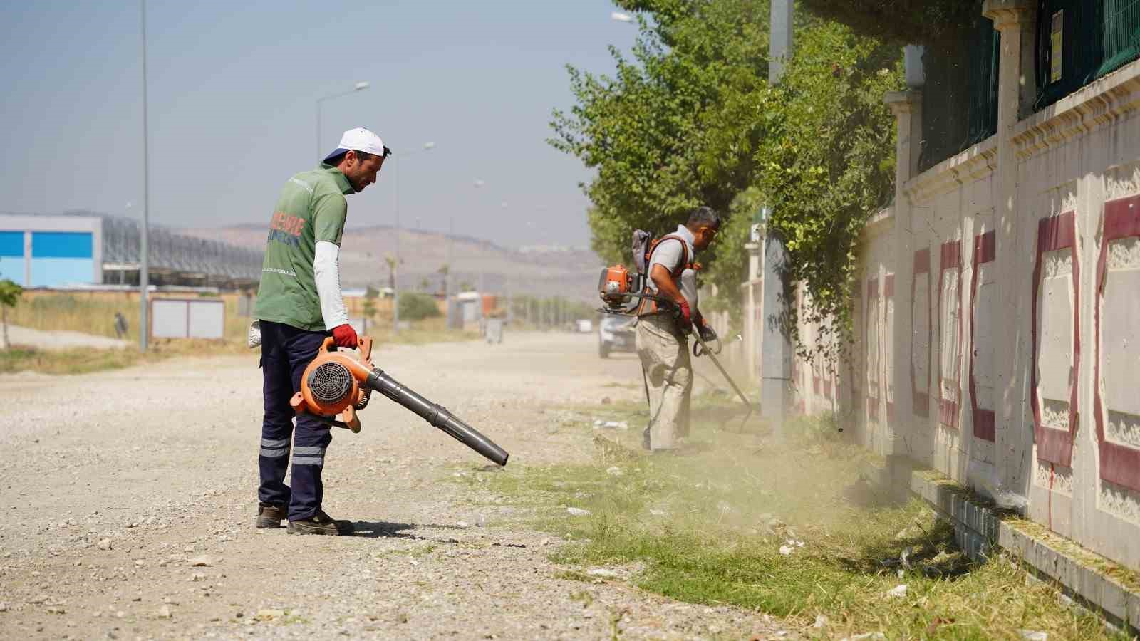 Karaali’de yol kenarları temizlendi