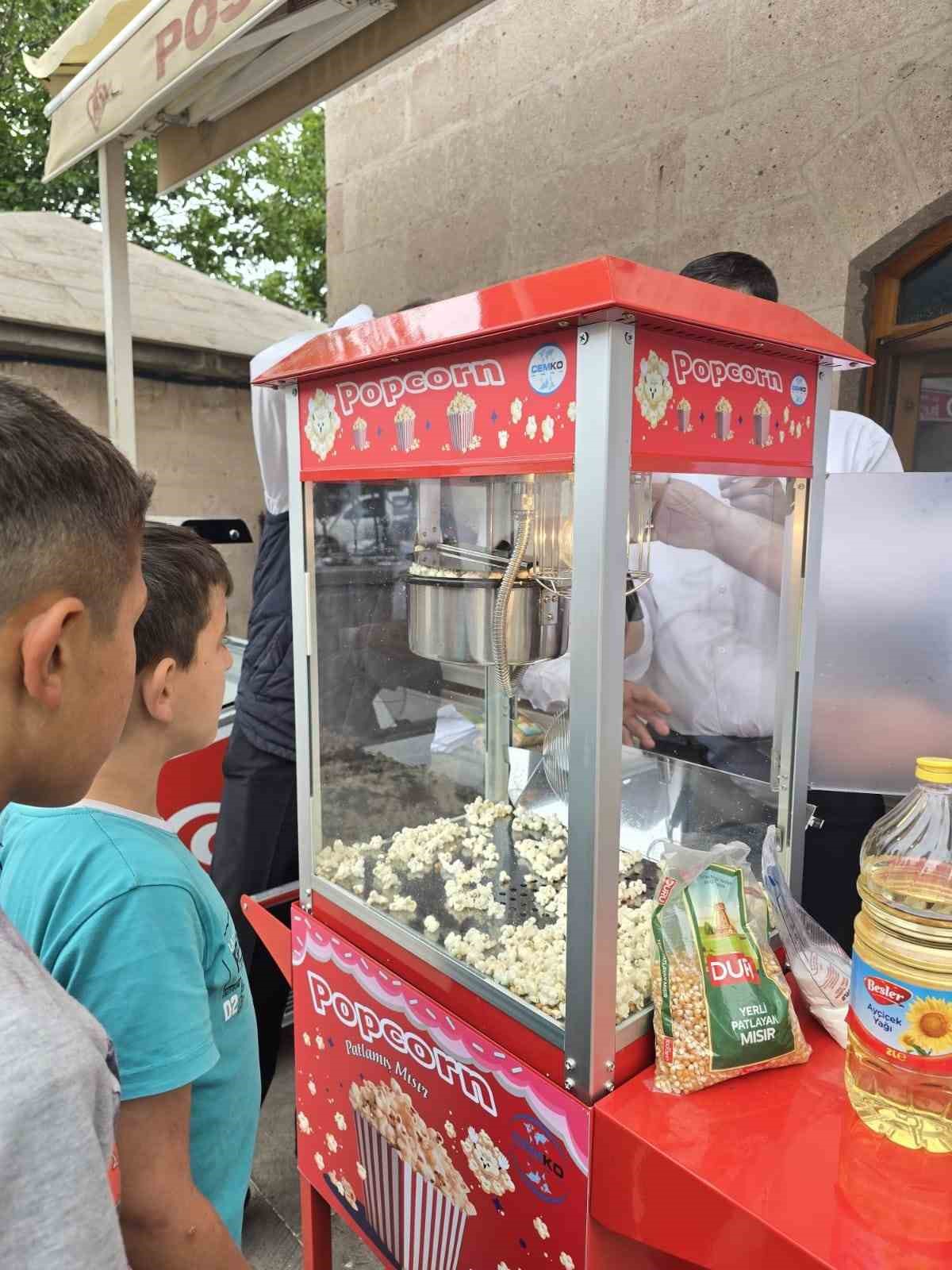 Posof’ta yaz Kur’an Kursu öğrencilerine serinleten ikram