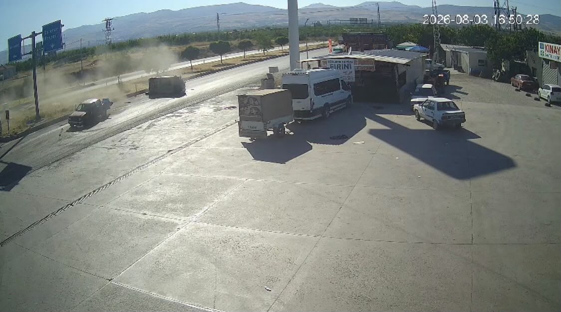 Pikap ile çarpışan otomobil devrildi, 3 kişi yaralandı: Kaza anı kamerada