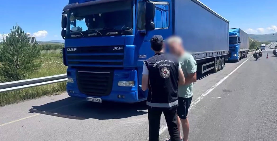 İçişleri Bakanlığı: "427 bin 968 kişinin kimlik kontrolünün yapıldığı denetimlerde 355 düzensiz göçmen yakalandı"