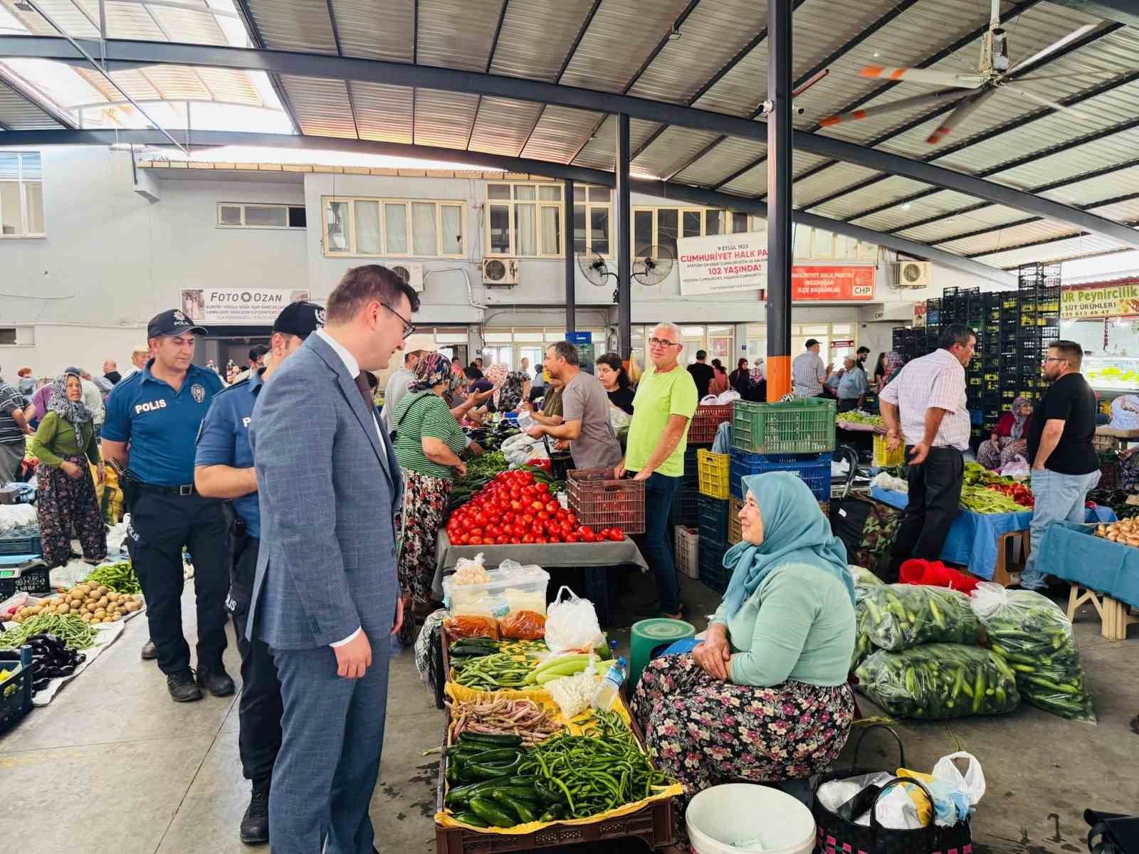 Kaymakam S&ouml;zen pazarcı esnafı ve vatandaşlarla buluştu