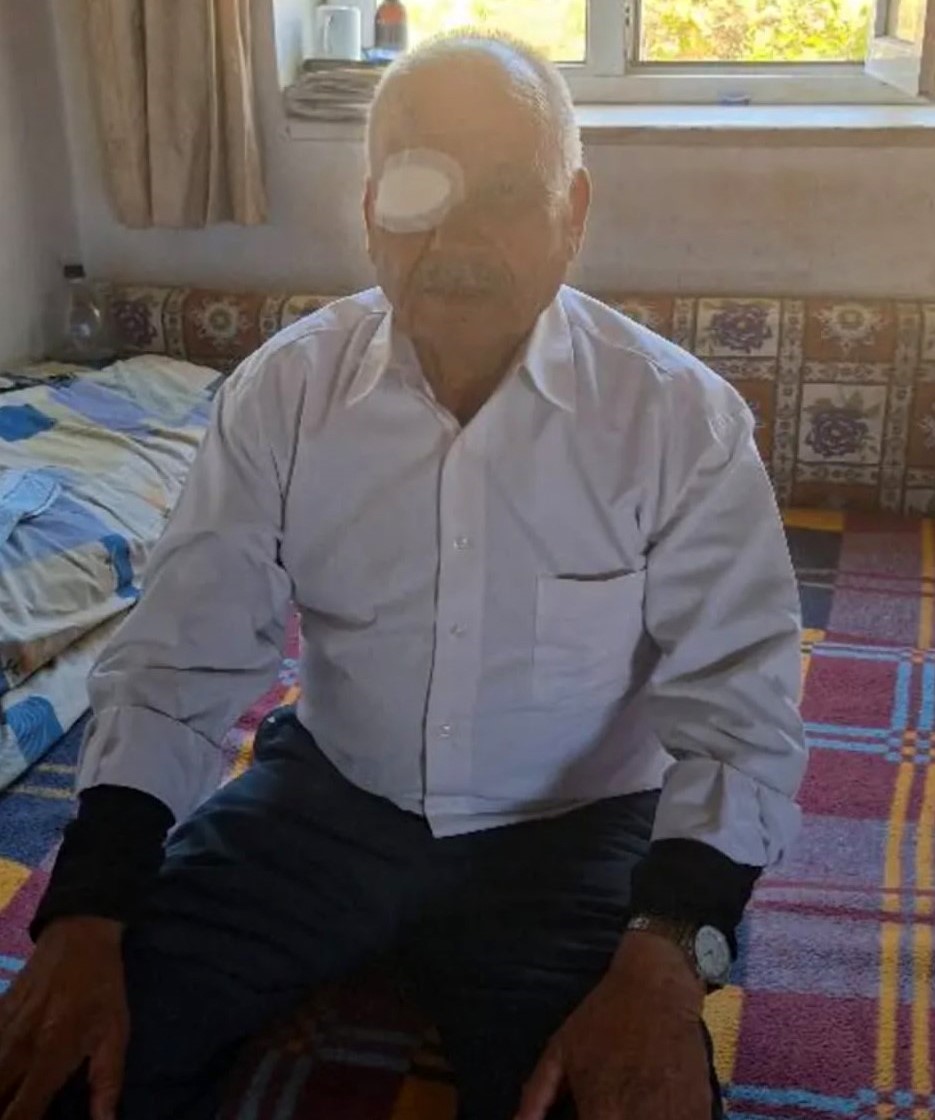 Yaşlı karı koca duvara çarpan otomobilde can verdi