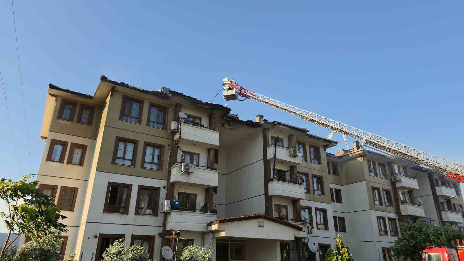 Hatay’da 2 binanın çatısı alevlere teslim oldu