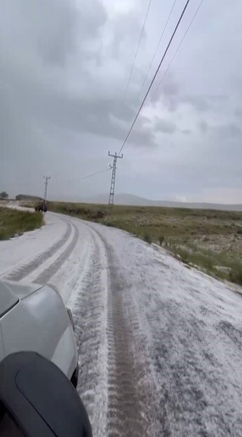 Kars&rsquo;ta dolu yağışı Bulanık k&ouml;y&uuml;n&uuml; beyaza b&uuml;r&uuml;d&uuml;