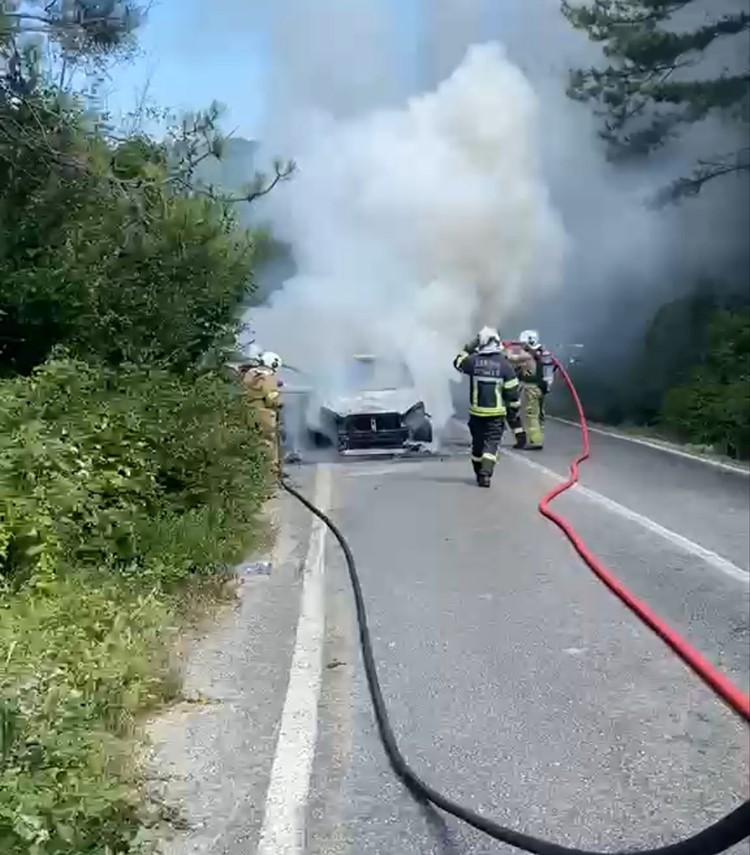İnkumu yolunda otomobil alevlere teslim oldu