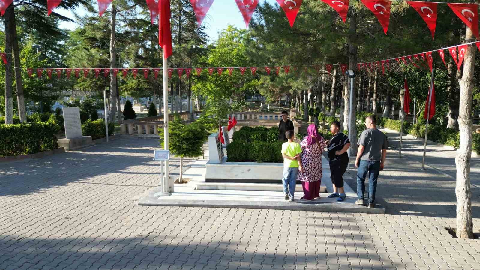 T&uuml;rkiye&rsquo;nin d&ouml;rt bir yanından şehit &Ouml;mer Halisdemir&rsquo;in kabrine ziyaret