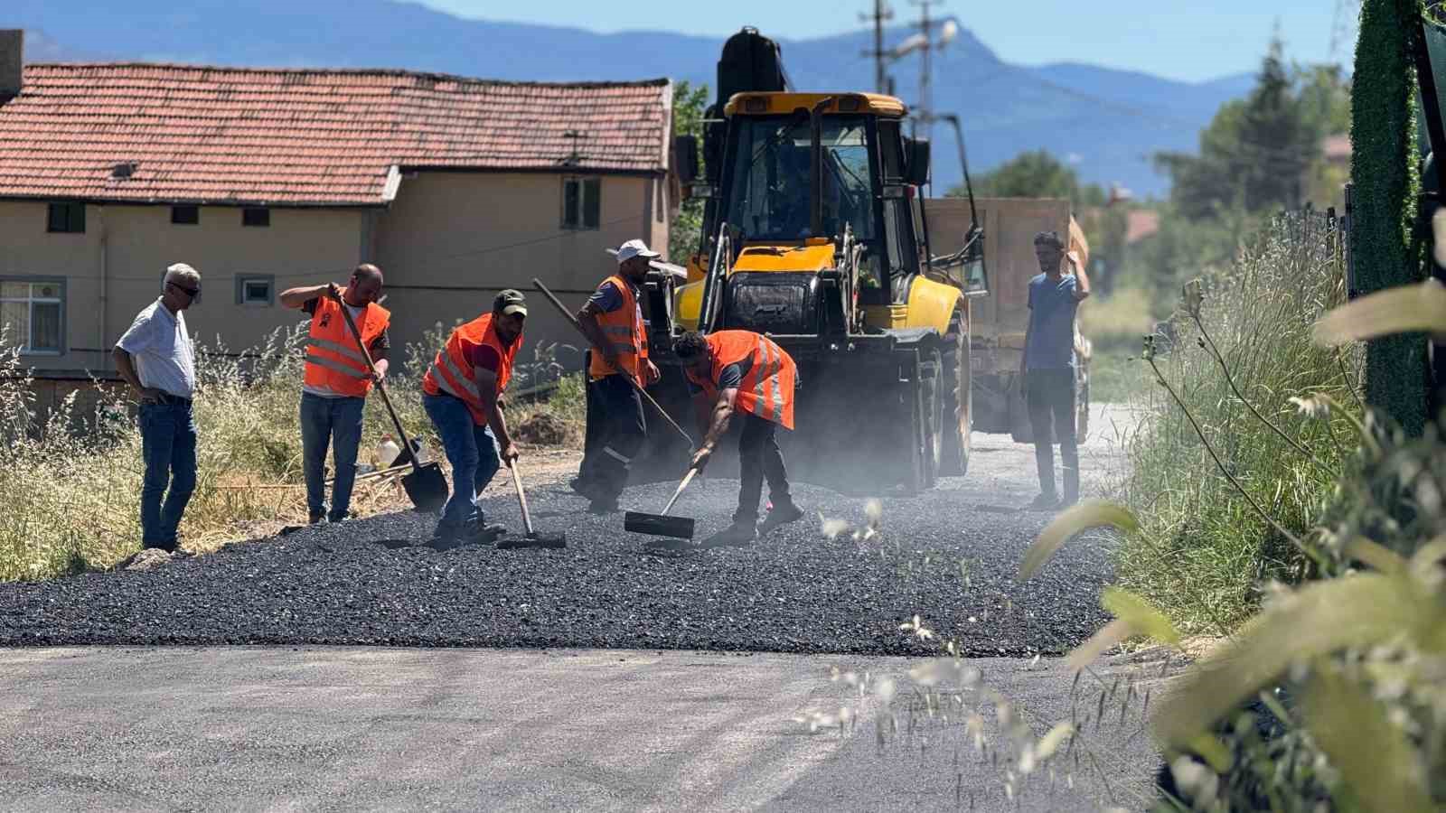 Karabük’te sıcak asfalt çalışmaları devam ediyor