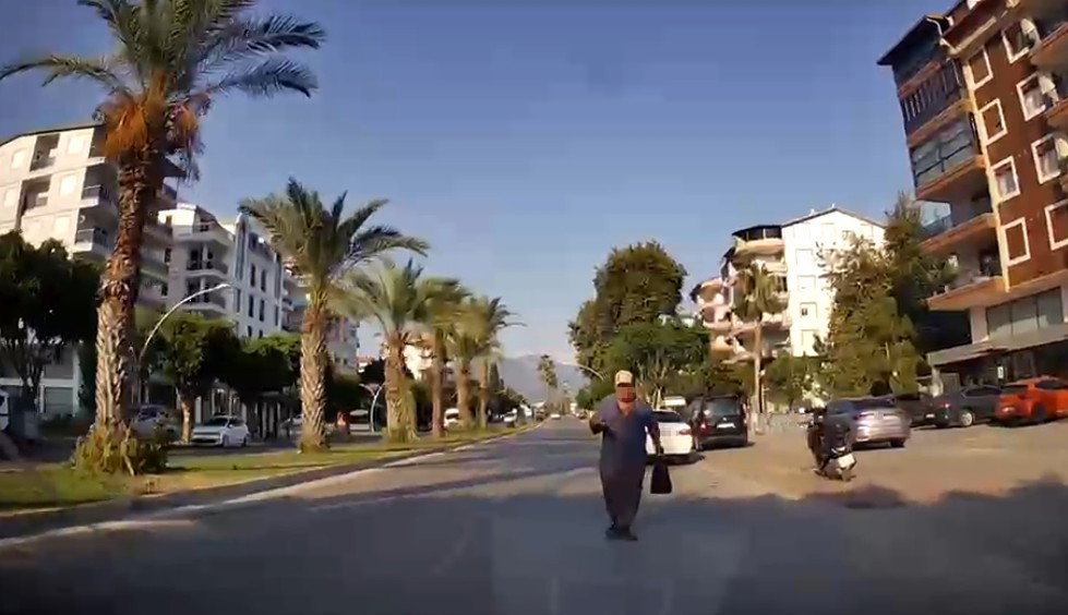 Yaşlı adamın yere düştüğü yumruklu trafik kavgasının yeni görüntüleri ortaya çıktı