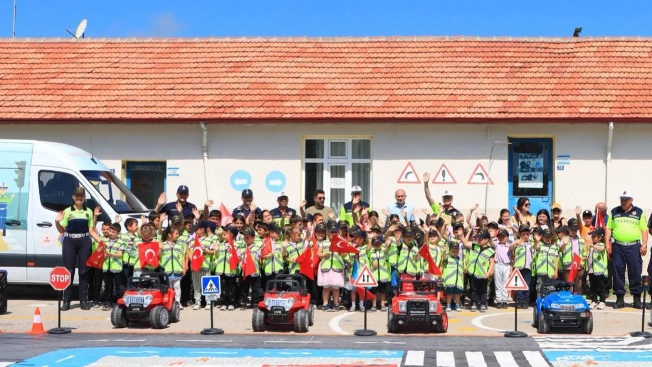 Sinop’ta jandarmadan miniklere uygulamalı trafik eğitimi