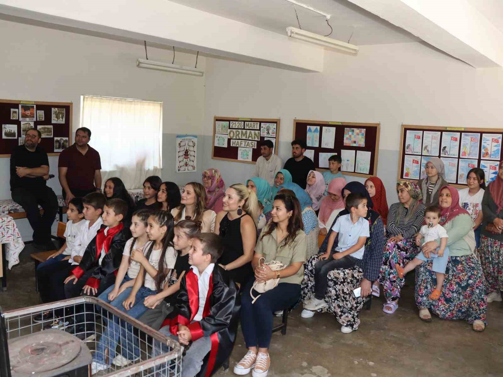 Tek öğretmenli okulun öğrencileri mezuniyet sevinci yaşadı