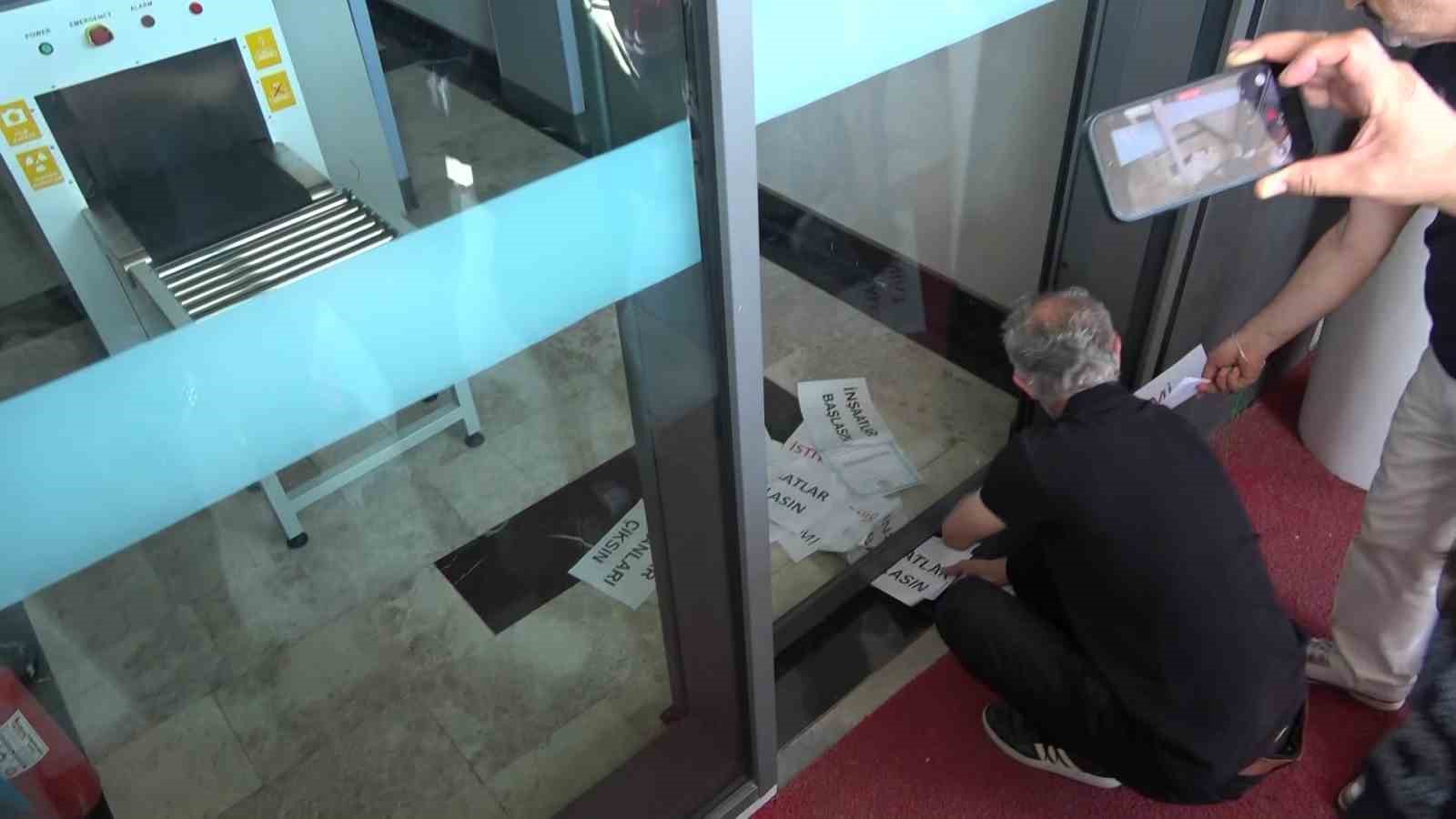 Atış Yapı mağdurları Downtown &ouml;n&uuml;nde toplandı: "Evimizi istiyoruz"