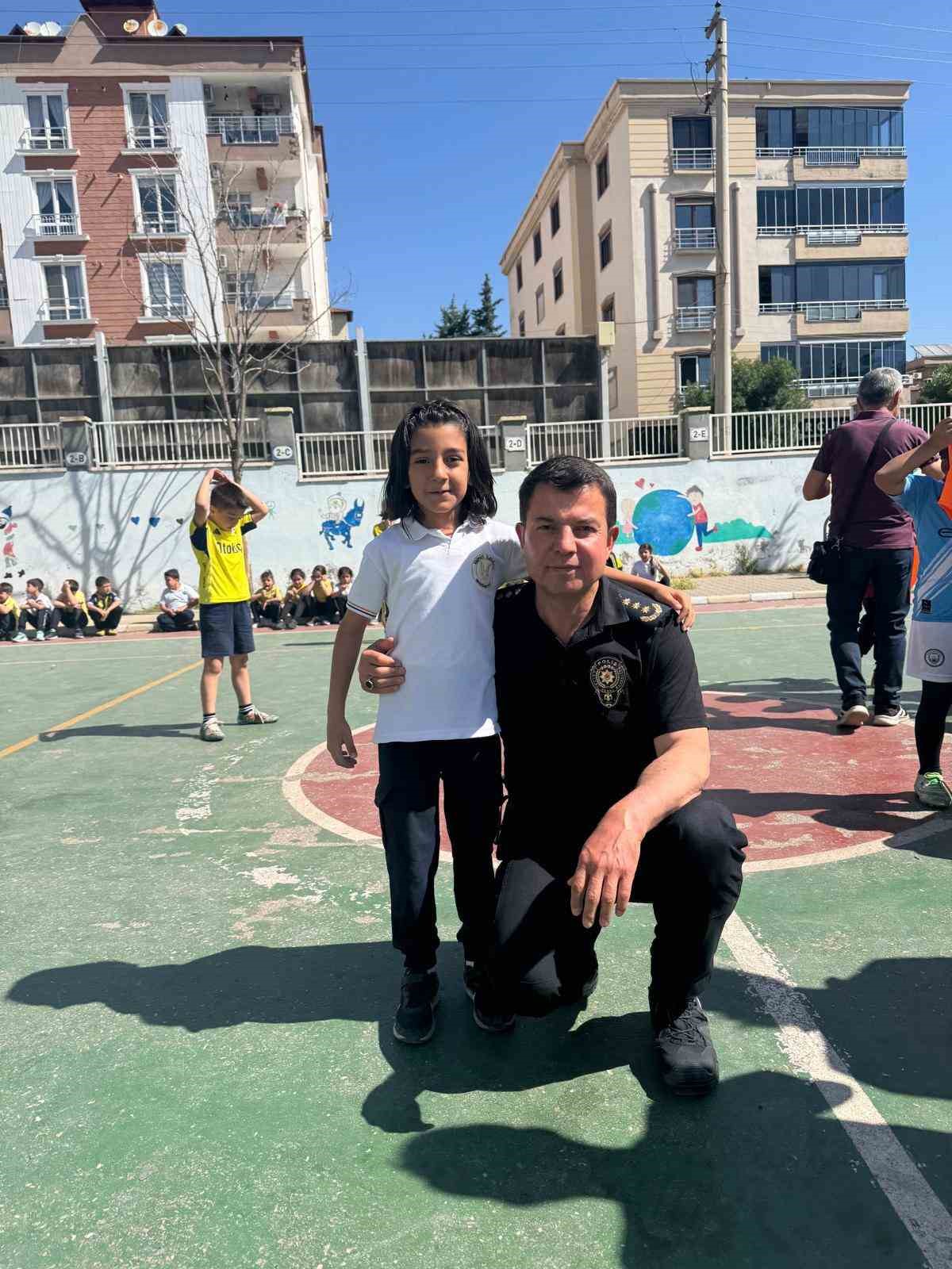 Emniyet Müdürü Özcan miniklerle futbol oynadı