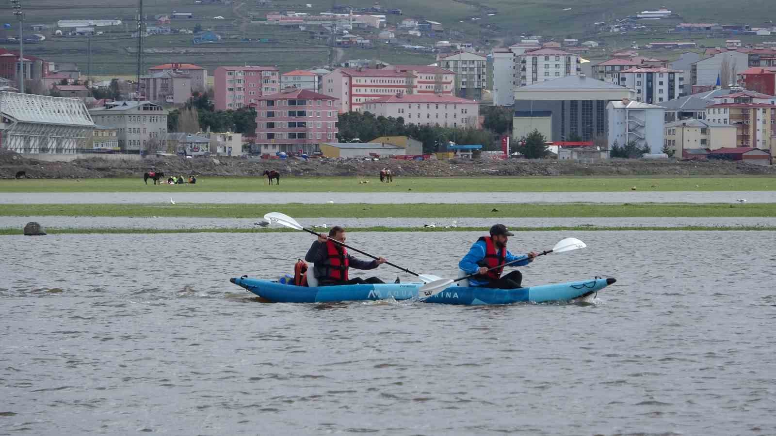 Kura Nehri’nde kano heyecanı sürüyor