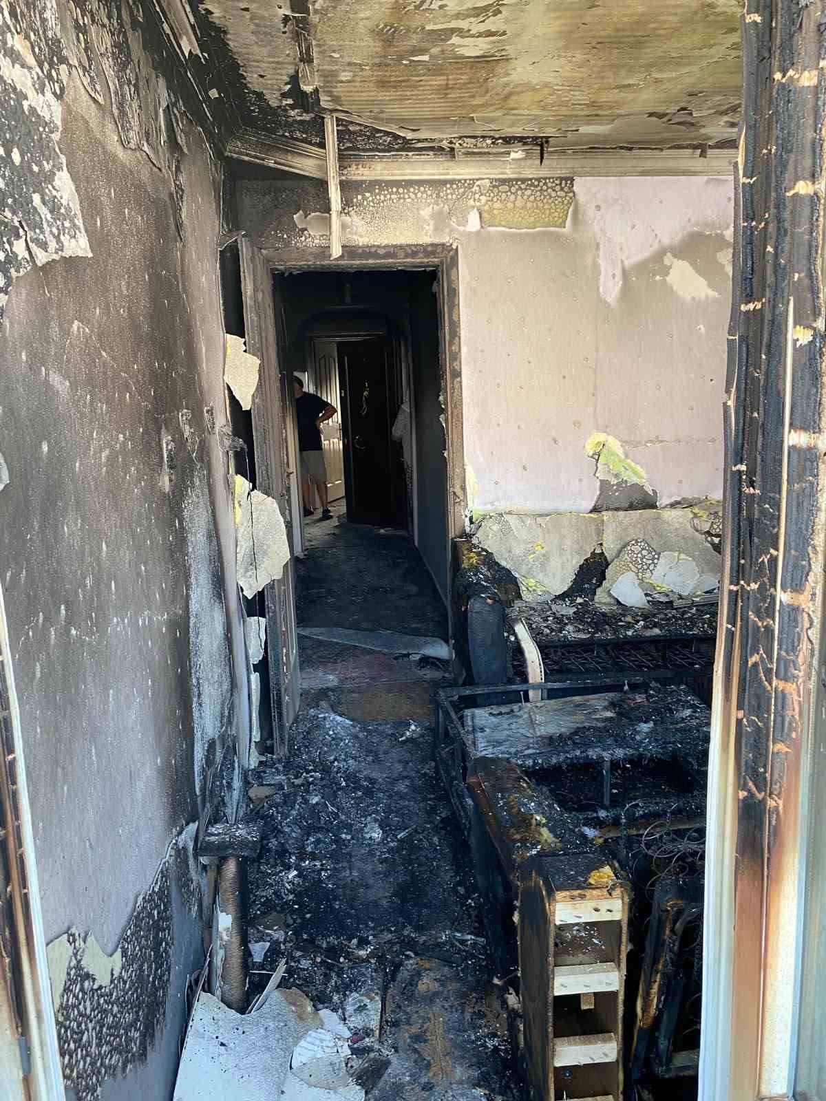 Manisa&rsquo;da korkutan yangın: Ev kullanılamaz hale geldi