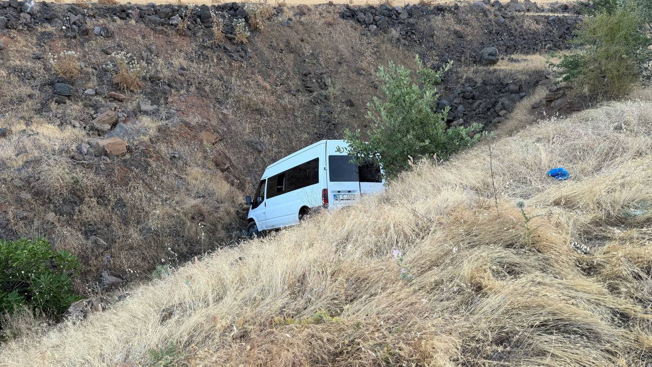 Siverek’te işçi minibüsü şarampole düştü: 4 yaralı
