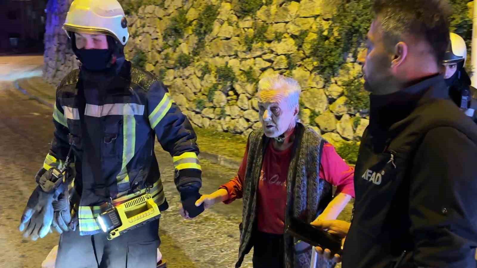 Mutfak tavanından sıva düştü: 5 kişilik aile tahliye adildi