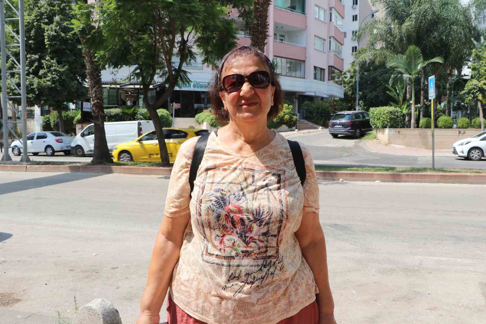 Telef olan kediyi besleyen vatandaşlardan pitbullun sahibine tepki