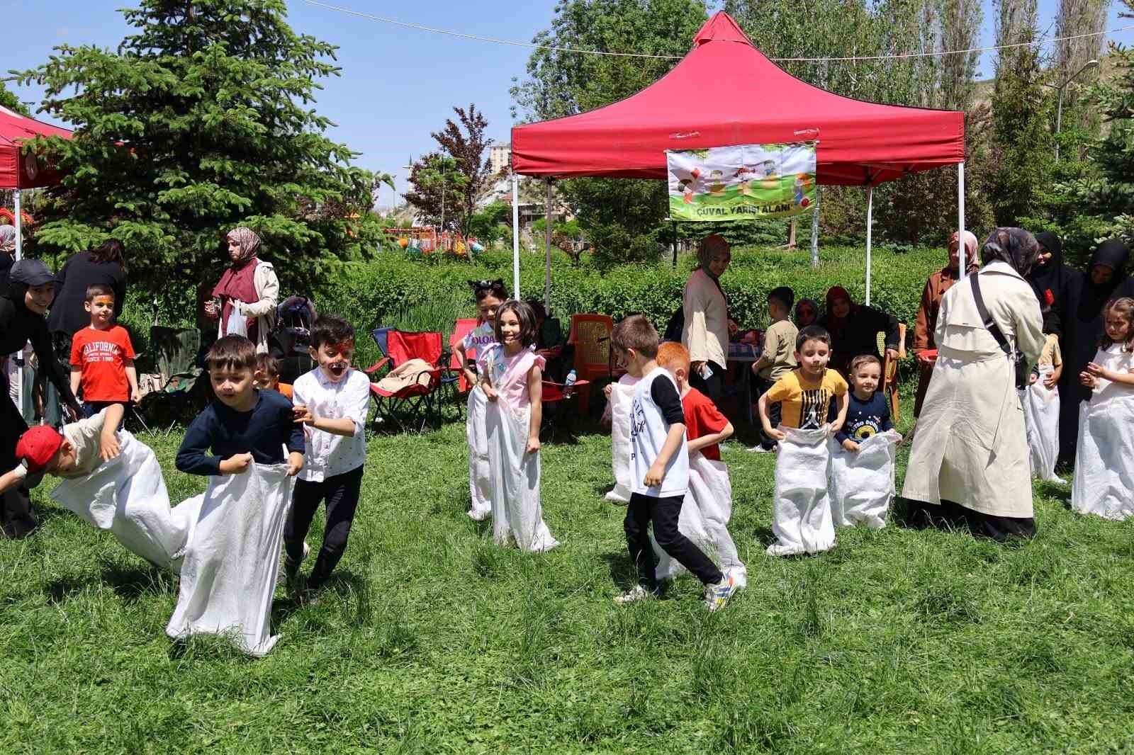 Bayburt&rsquo;ta 4-6 yaş Kur&rsquo;an kursu &ouml;ğrencilerinden yıl sonu etkinliği