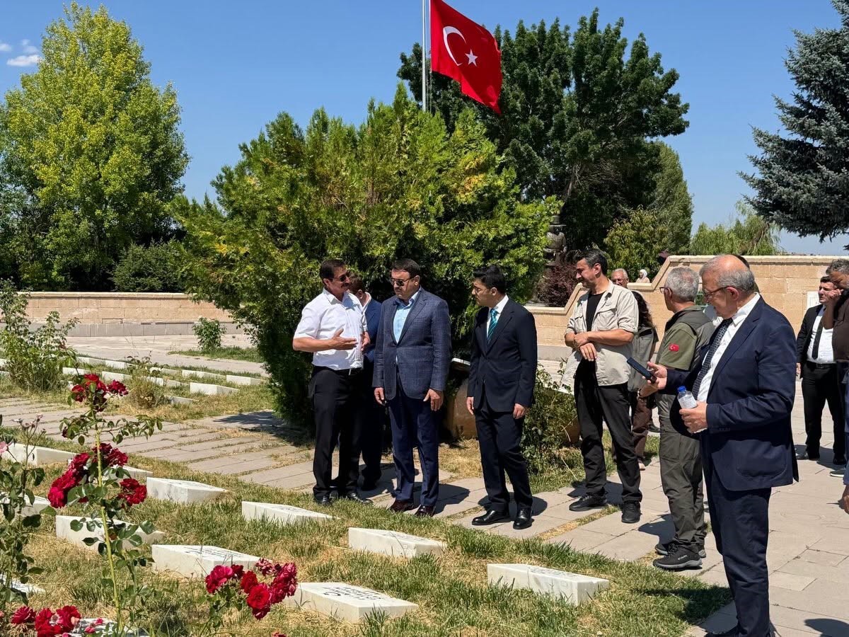 Kütahya Valisi Işın, Dumlupınar Şehitliği ve Diorama Müzesi’nde incelemelerde bulundu