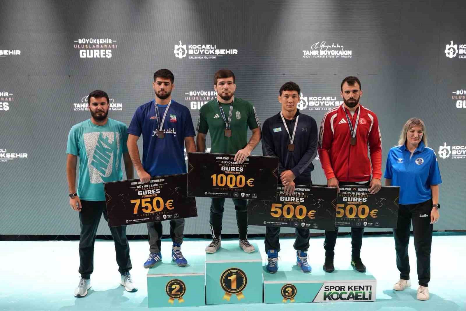 Büyükşehir sporcuları madalyaları topluyor